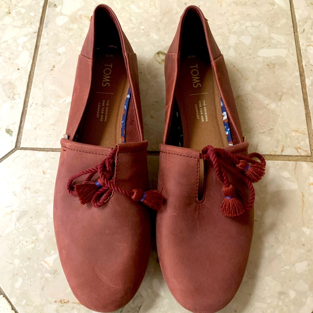 Tom’s Kelli tassel tie slide size 9 faded maroon